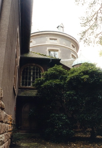 Tour centrale et escalier extérieur, vue depuis le nord.