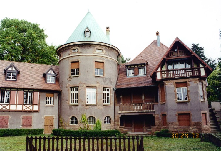 Façade sud (vers la plaine). A gauche, aile ouest ; à droite, corps est.