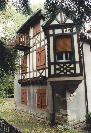 Aile ouest, angle du pignon ouest et de la façade sud.