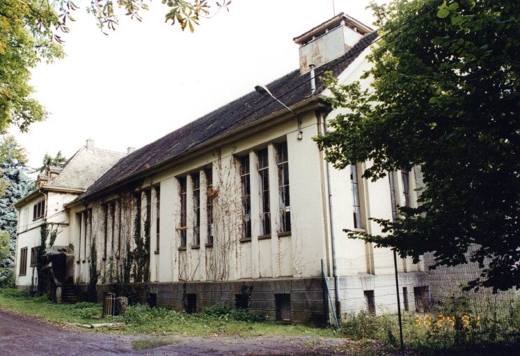 Vue arrière, le long de la rue des châtaigniers.