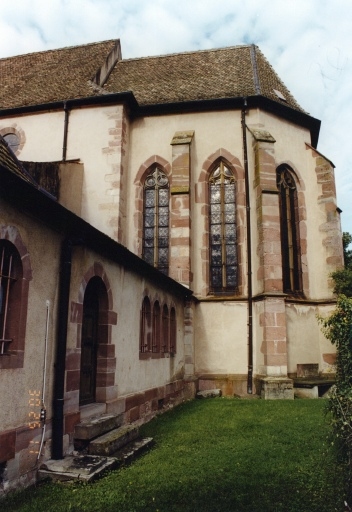 Vue du choeur, du 15e siècle, depuis le sud. Remplages restaurés. A gauche, couloir de la sacristie (19e siècle).