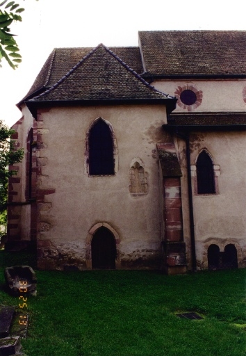 Vue extérieure de la chapelle latérale nord et de l'ossuaire.