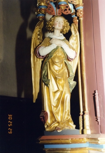 Statue d'ange, à l'extrémité gauche du retable.