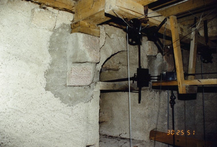 Intérieur du clocher. Détail des corbeaux au niveau de l'horloge, sous le beffroi.