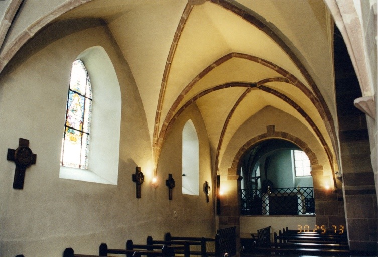 Bas-côté nord, vers l'est. Au fond, chapelle latérale au-dessus de l'ossuaire.