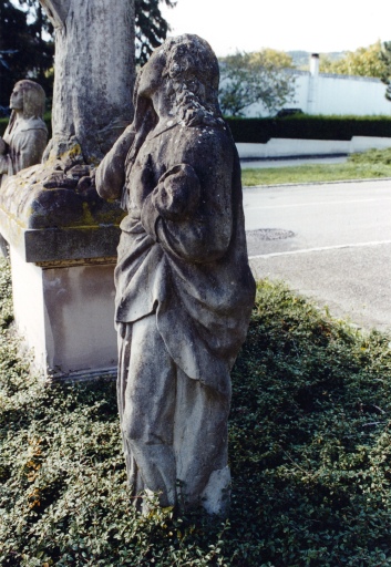Statue de saint Jean : vue de trois-quarts.