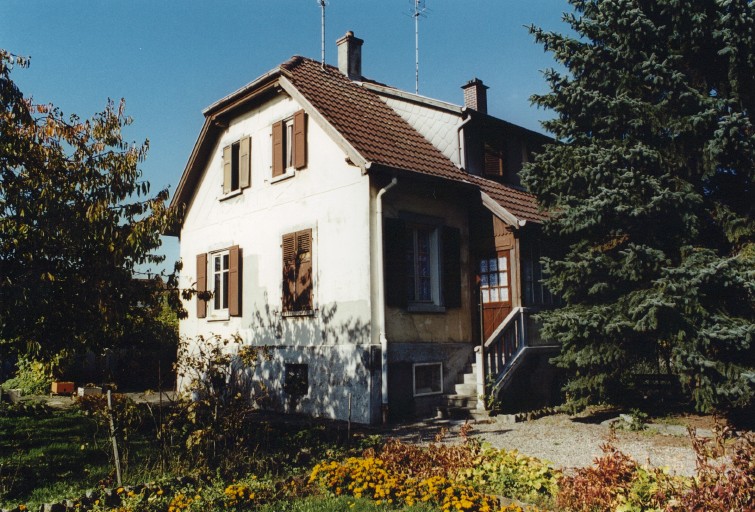 Maisons plurifamiliales. Vue de trois-quarts depuis le sud-est.