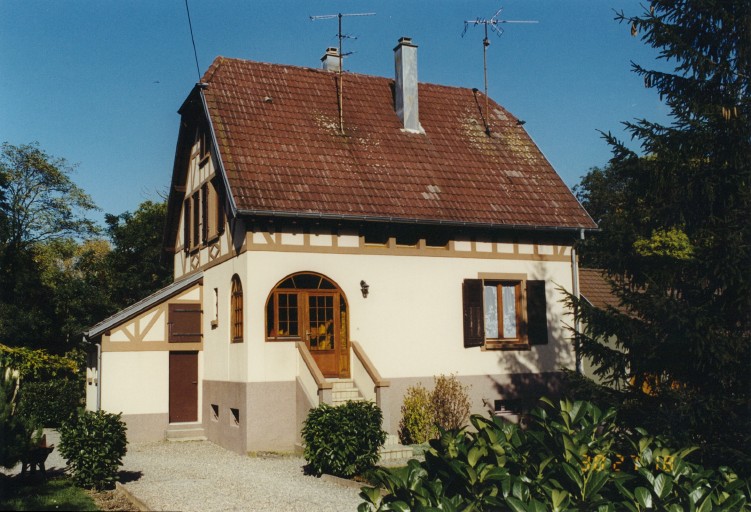 Maison d'employé. Vue de trois-quarts depuis le sud-ouest.
