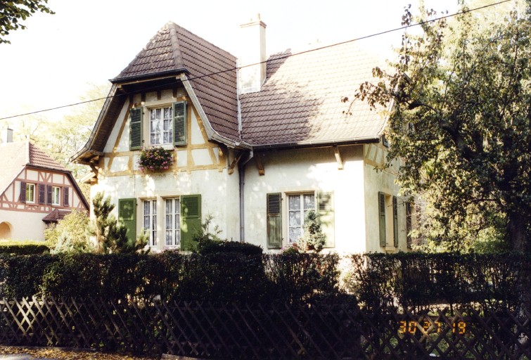 Maison d'employé. Vue de trois-quarts depuis le sud-est.