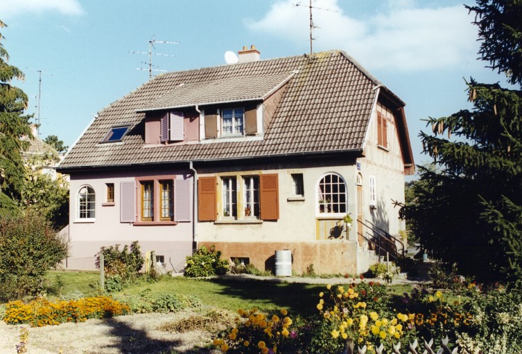 Maisons plurifamiliales. Vue de trois-quarts depuis le sud-ouest.