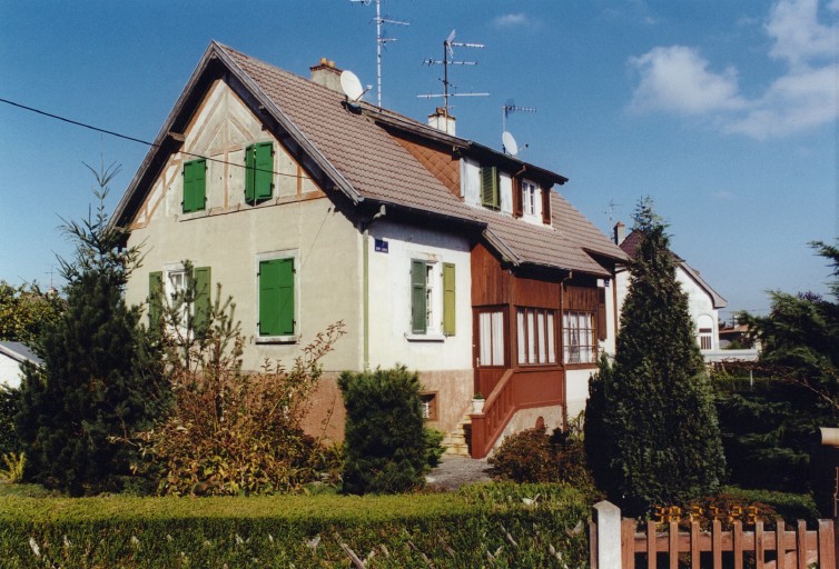 Maisons plurifamiliales. Vue de trois-quarts depuis le sud.