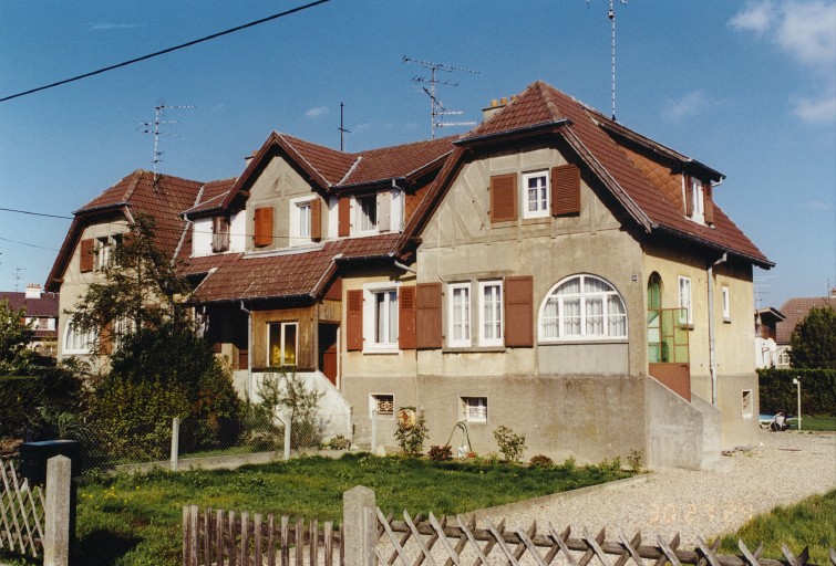 Maisons plurifamiliales. Vue de trois-quarts depuis le sud.