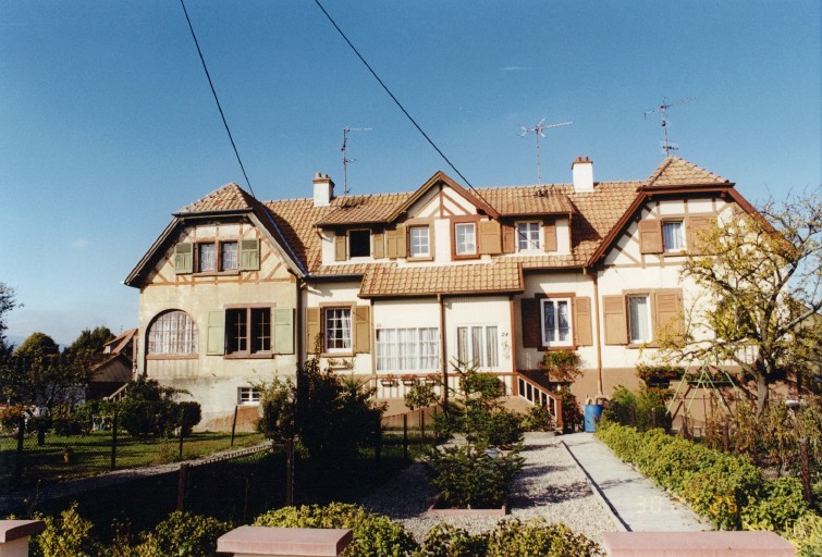 Maisons plurifamiliales. Vue d'ensemble depuis le sud.