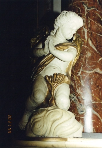 Vue de détail, statue d'un ange en prière.