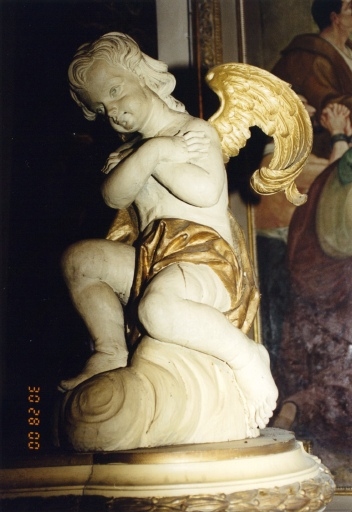 Vue de détail, statue d'un ange en prière.