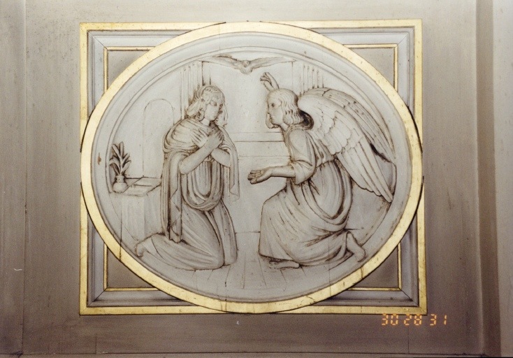 Détail du gradin nord, décor en bas-relief (Annonciation).