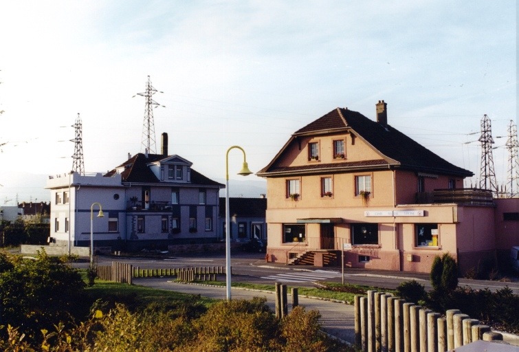 Ancienne cantine et ancienne coopérative. Vue d'ensemble depuis le sud est.