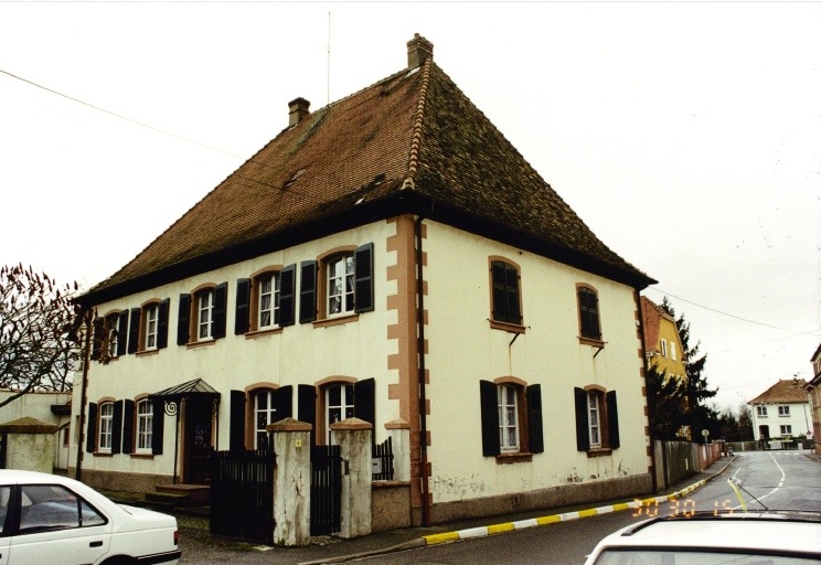 Vue d'ensemble du gouttereau sur cour (ouest) et du pignon sur rue.
