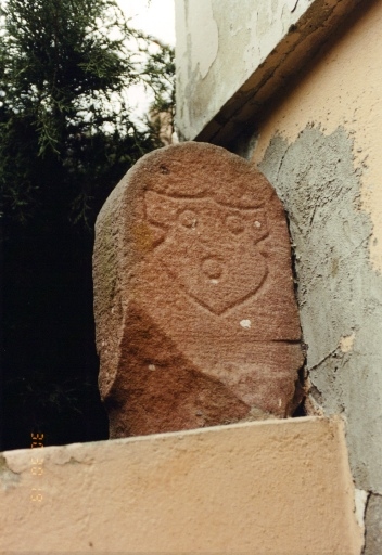 Borne 1, face avec les armes des Breitenlandenberg.