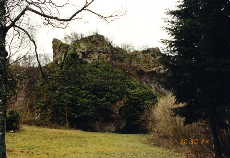 Vue du rocher depuis la prairie de la ferme.