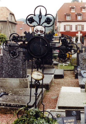 Détail : croix en fonte, 2e quart 20e siècle.