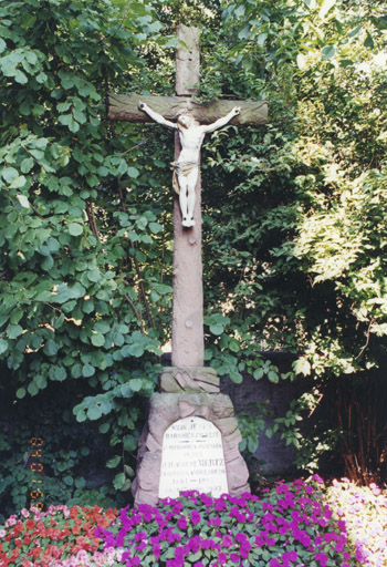 Croix monumentale érigée en souvenir curé Auguste Mertz, mort en 1903. Vue d'ensemble.