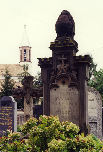 Monument sépulcral de F. Bückel et Marie Fuchs. Vue d'ensemble.