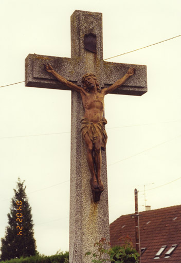 Croix de cimetière : monument aux morts. Détail du Christ en croix.