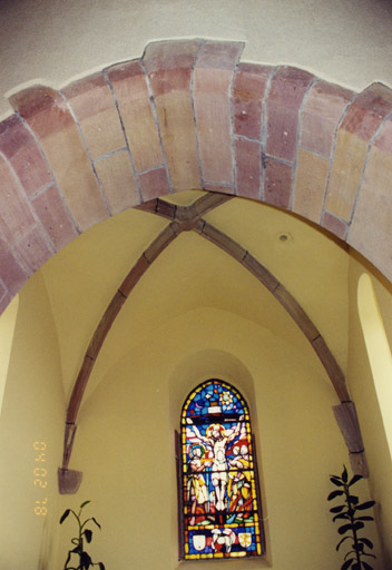 Vue de l'arc triomphal et de la voûte d'ogives du choeur.