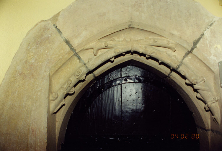 Détail du chambranle de la porte de la sacristie.