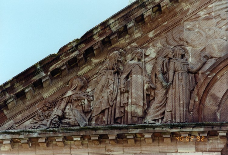 Vue de détail du fronton. Bas-relief, saintes vénérant la croix.