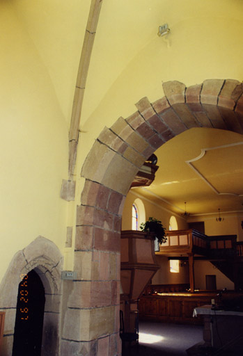 Vue de l'arc triomphal, de la voûte d'ogives du choeur et de la porte de la sacristie.