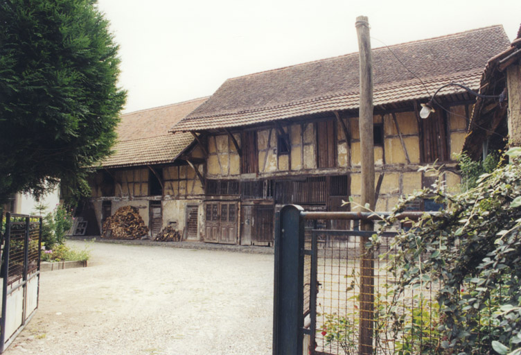 Vue des bâtiments agricoles.