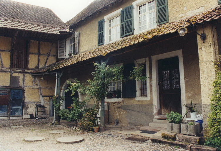 La façade sur cour.