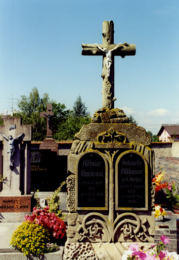 Vue d'ensemble du monument sépulcral de A et A. Althuser.