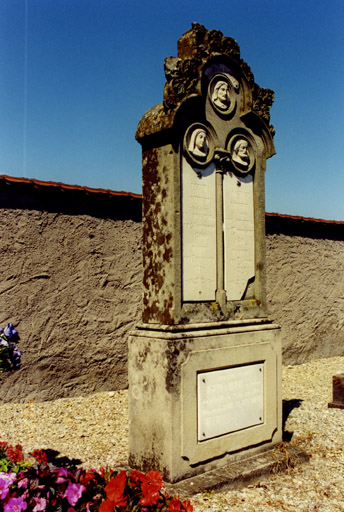 Vue d'ensemble du monument sépulcral de L. Ambiehl et d'A. Bibert.