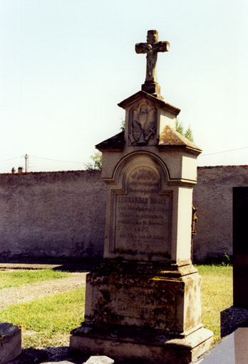 Vue d'ensemble du monument sépulcral du curé L. Kugel.