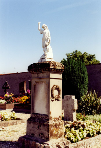 Vue d'ensemble du monument sépulcral de C. M. Et A. Fleck.