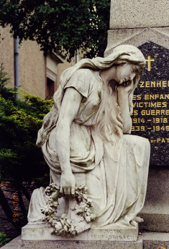 Vue de détail de la statue de la patrie.