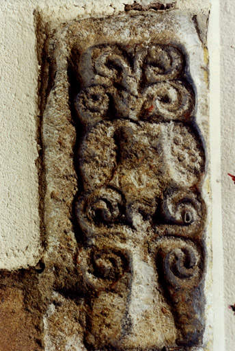 Relief encastré dans l'angle sud-est de la tour provenant d'un édifice antérieur. Arbre stylisé mis en place horizontalement lors de son remploi. Détail.