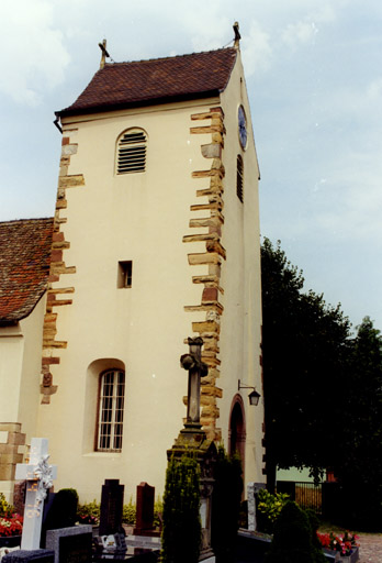 La tour. Vue de trois quarts.