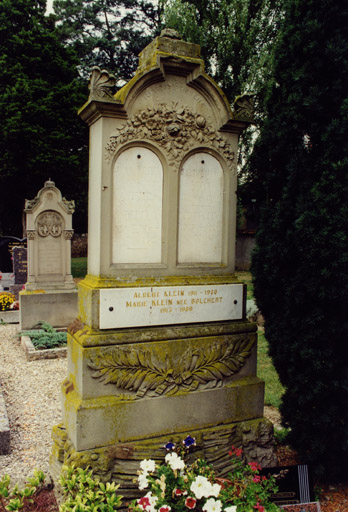 Vue d'ensemble du monument sépulcral de la famille Klein.