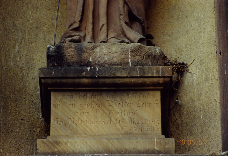 Détail du socle de la statue de saint Paul.