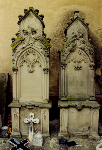 Vue d'ensemble des deux monuments sépulcraux du couple Helmlinger-Jourdain.