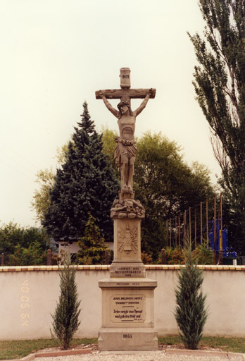 Croix de cimetière : Christ en croix