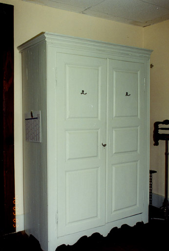 Vue d'ensemble. Armoire de sacristie.