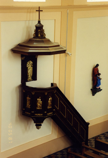 Ensemble de la chaire à prêcher et des deux autels secondaires