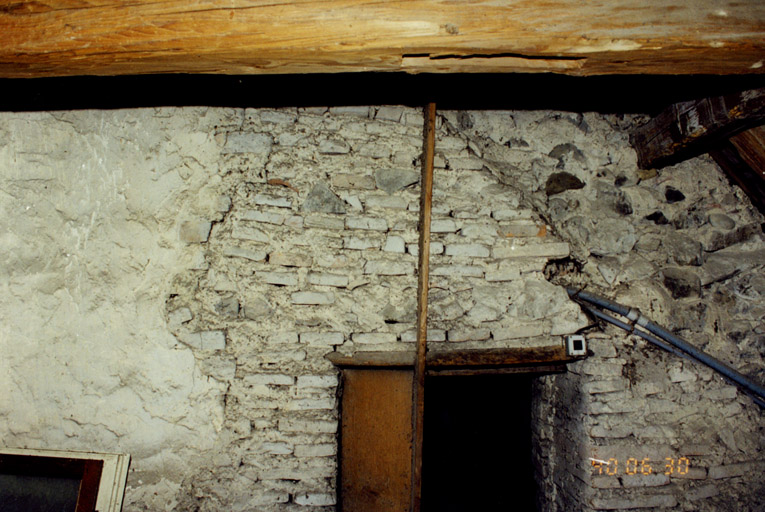 Vue des combles. Traces de l'ancienne nef sur le mur ouest de la tour.