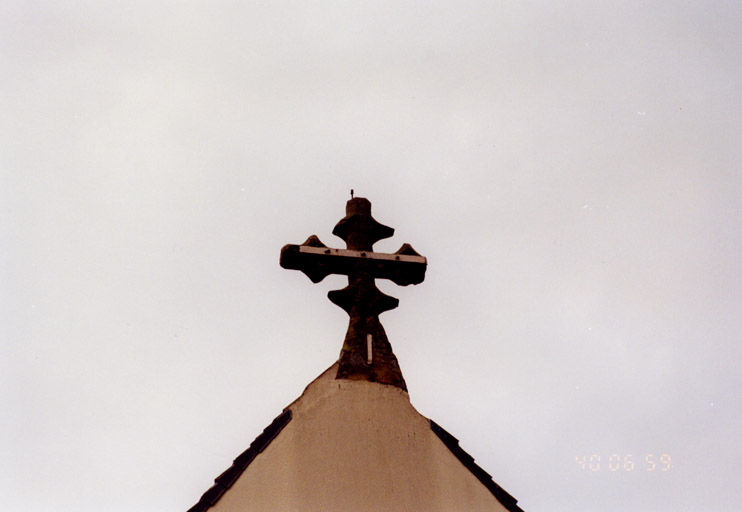 Une croix sommitale de la tour. Détail.