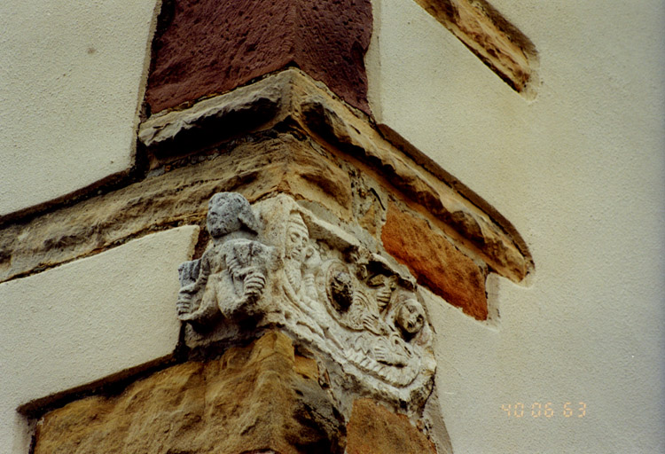 Reliefs encastrés dans l'angle sud-est de la tour provenant d'un édifice antérieur : sirène, Nativité. Détail.